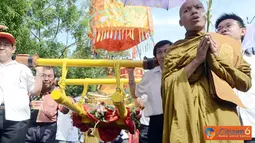 Citizen6, Makassar: Sejumlah umat Budha mengarak patung Budha di Makassar, Sulawesi Selatan. Arak-arakan ini dalam rangka memperingati hari raya waisak 2555.