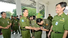 Hari pertama masuk kerja Gubernur DKI Jakarta dan juga wakil Gubernur DKI Jakarta Jokowi dan Ahok menggelar Halal Bi Halal dengan PNS balai kota DKI Jakarta.