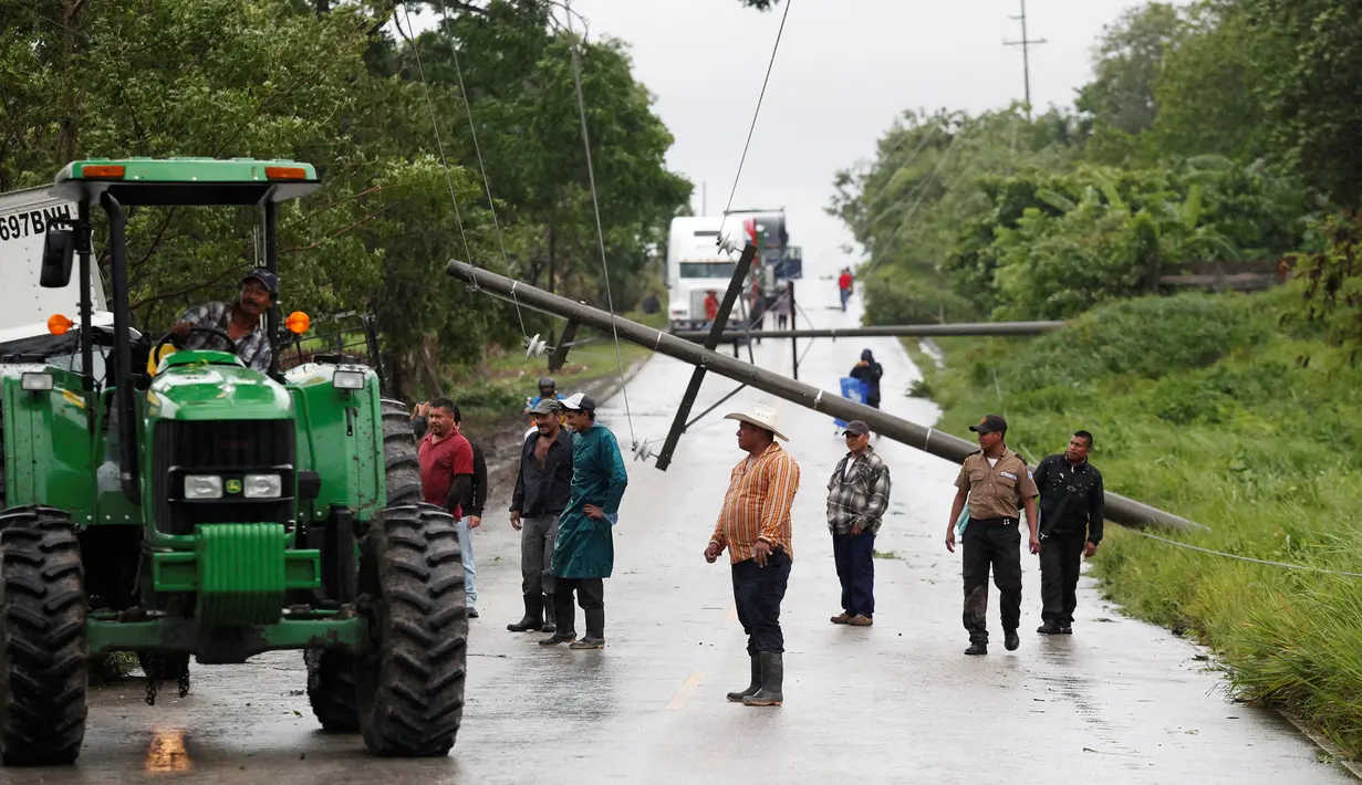 Sebuah tiang listrik runtuh akibat terjangan Badai Earl di Peten, Guatemala, (4/8). Badai Earl memporak-porandakan kota dan menghancurkan sejumlah fasilitas umum. (REUTERS/Luis Echeverria)