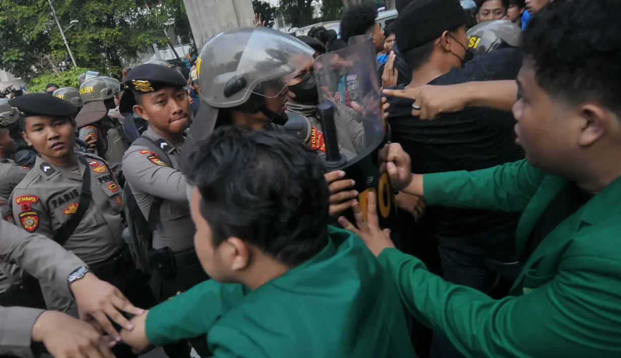 Beberapa kali para mahasiswa mendesak untuk bisa masuk ke dalam kawasan DPR. (merdeka.com/Imam Buhori)