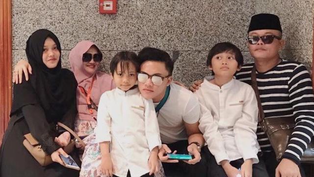 Potret kedekatan Lina dengan keluarga