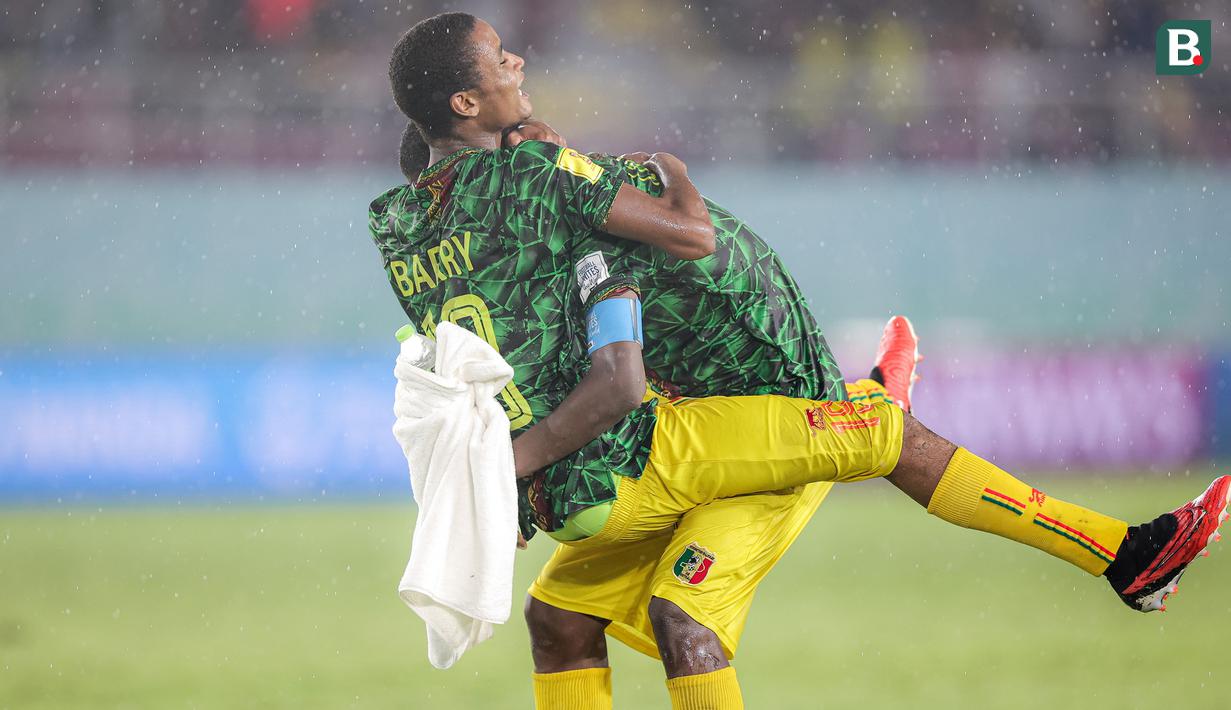 <p>Selebrasi kemenangan kapten Timnas Mali U-17, Ibrahim Diarra (kanan) bersama rekannya, Mahamoud Barry setelah mengalahkan Timnas Argentina dengan 3-0 pada laga perebutan tempat ketiga Piala Dunia U-17 2023 di Stadion Manahan, Solo, Jumat (1/12/2023). (Bola.com/Bagaskara Lazuardi)</p>