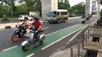 Pengendara sepeda motor melintasi jalur khusus sepeda di Jalan Fatmawati Raya, Jakarta, Rabu (22/1/2020). Kurangnya penerapan sanksi menyebabkan jalur khusus bagi pesepeda tersebut tidak steril dari kendaraan bermotor. (Liputan6.com/Immanuel Antonius)
