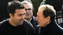 Sports Director F Barcelona, Anderson de Souza Deco (kiri) dan public relations Real Madrid, Emilio Butragueno menghadiri acara penghormatan untuk mendiang mantan presiden FC Porto, Jorge Nuno Pinto da Costa di Stadion Dragao, Porto, Portugal pada 17 Februari 2025. Pinto da Costa, menjabat sebagai presiden FC Porto dari tahun 1982 hingga 2024 dan meninggal dunia pada usia 87 tahun. (AFP/Miguel Riopa)