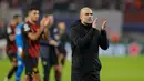 Pelatih Manchester City, Pep Guardiola bertepuk tangan untuk penggemar usai bertanding melawan  RB Leipzig pada pertandingan leg pertama babak 16 besar Liga Champions di Red Bull Arena, Jerman, Kamis (23/2/2023). Guardiola juga menegaskan bahwa imbang bukan hasil yang buruk. (AFP/Odd Andersen)