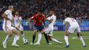 Striker Spanyol, Diego Costa, berusaha melewati kepungan pemain Maroko pada laga grup B Piala Dunia di Stadion Kaliningrad, Kaliningrad, Senin (25/6/2018). Kedua negara bermain imbang 2-2. (AP/Manu Fernandez)