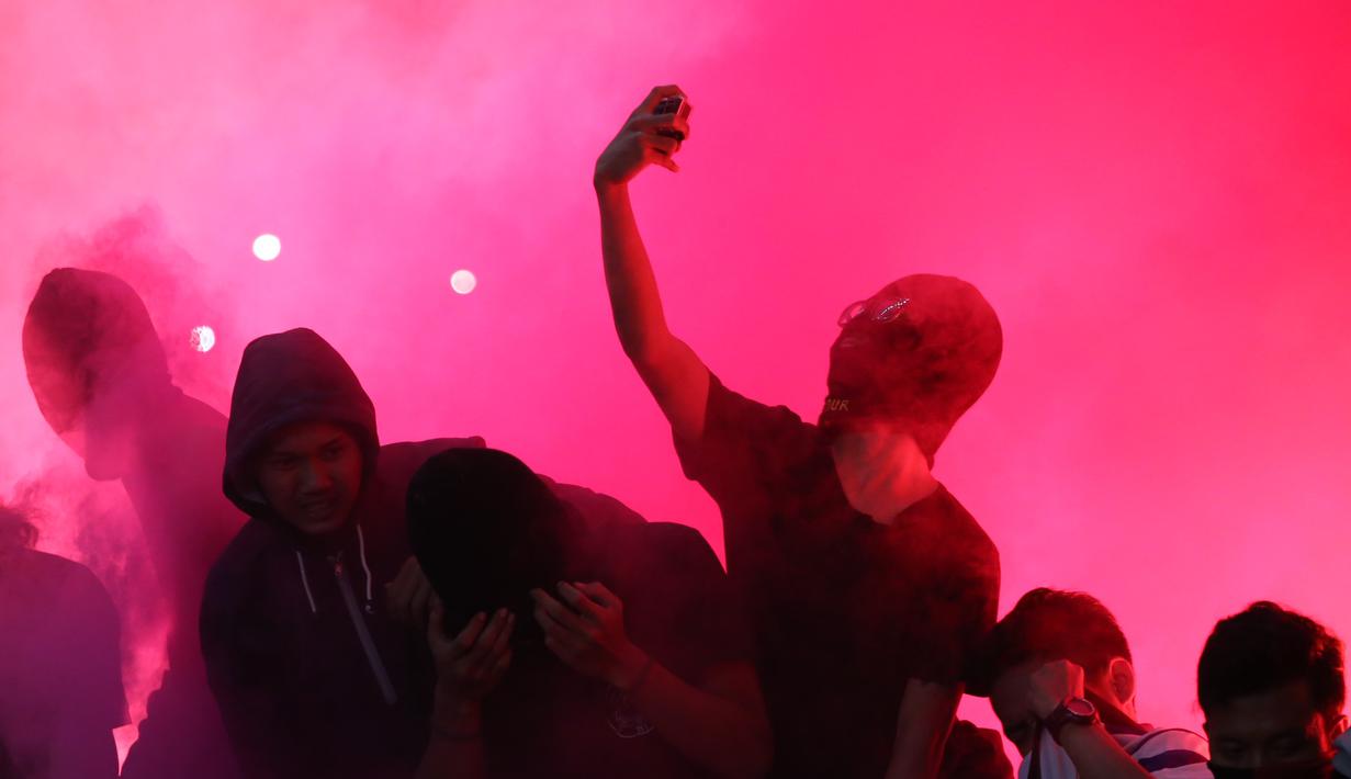 Seorang Suporter melakukan foto selfie Final Piala Presiden 2015 di Stadion Gelora Bung Karno, Jakarta,Minggu (18/10/2015). (Bola.com/Nicklas Hanoatubun)