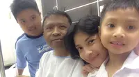 Oon Project Pop bersama istri tercinta Dessy Rosalianita serta dua anaknya (Dok. Keluarga)