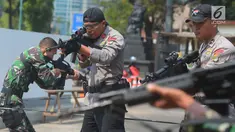 Tim gabungan dari TNI dan Polri melakukan latihan pengamanan Asian Games 2018 di lapangan Istora Senayan, Jakarta, Rabu (18/7). Latihan terkait pengawalan tamu VVIP Asian Para Games 2018 dan mengatasi gangguan yang terjadi. (Merdeka.comImam Buhori)