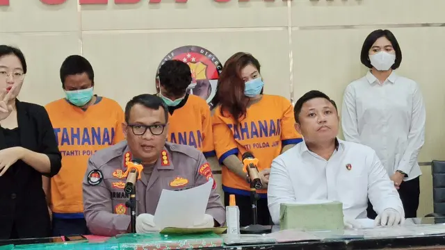 Para tersangka perdagangan orang diamankan di Polda Jatim. (Dian Kurniawan/Liputan6.com)
