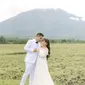 Syifa adik Ayu Ting Ting dan calon suami usung konsep prewedding klasik. (Sumber: Instagram/syifaasyifaaa)