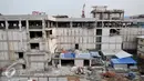 Pekerja menyelesaikan pembangunan kembali Blok III Pasar Senen, Jakarta, Kamis (20/10). Blok III Pasar Senen nantinya akan digunakan bagi para pedagang yang menjadi korban kebakaran hebat pada 25 April 2014 lalu. (Liputan6.com/Yoppy Renato)