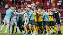 Lolosnya Australia diraih usai mengalahkan Peru di final playoff interkontinental yang digelar di Ahmad bin Ali Stadium, Ar Rayyan, Selasa (14/6/2022) dini hari WIB. Usai bermain imbang tanpa gol selama 120 menit, Mathew Ryan dkk akhirnya menang 5-4 lewat drama adu penalti. (AFP/Mustafa Abumunes)