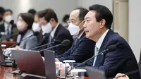 Presiden Korea Selatan Yoon Suk Yeol, kanan, berbicara dalam rapat kabinet di kantor kepresidenan di Seoul, Korea Selatan, Selasa (29/11/2022). Dalam kejadian ini ribuan pengemudi truk yang menuntut gaji dan kondisi kerja yang lebih baik membuat pemerintah lebih mungkin secara hukum memaksa para pemogok untuk kembali bekerja. (Ahn Jung-hwan/Yonhap via AP)