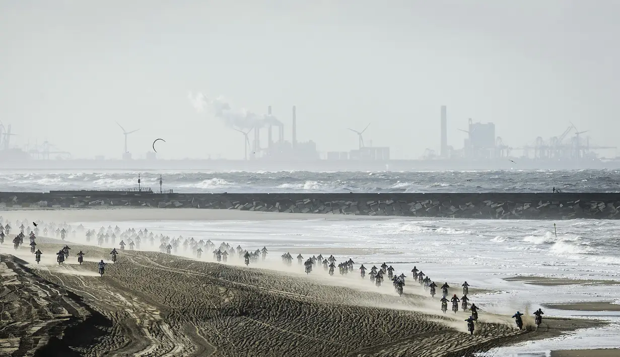 Para pebalap mootokros sedang beraksi dalam balap motokros Red Bull Knock Out di Pantai Hague, Belanda, (28/11/2015). (AFP Photo/ANP/Remko de Wall)