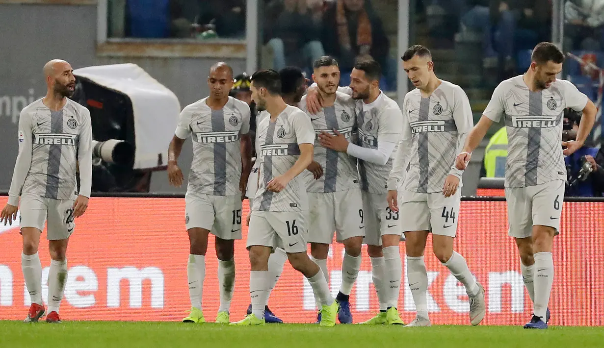 Striker Inter Milan, Mauro Icardi berselebrasi bersama rekannya usai mencetak gol ke gawang AS Roma pada lanjutan Liga Italia di stadion Olimpiade Roma (3/11). Roma bermain imbang 2-2 atas Inter. (AP Photo/Andrew Medichini)