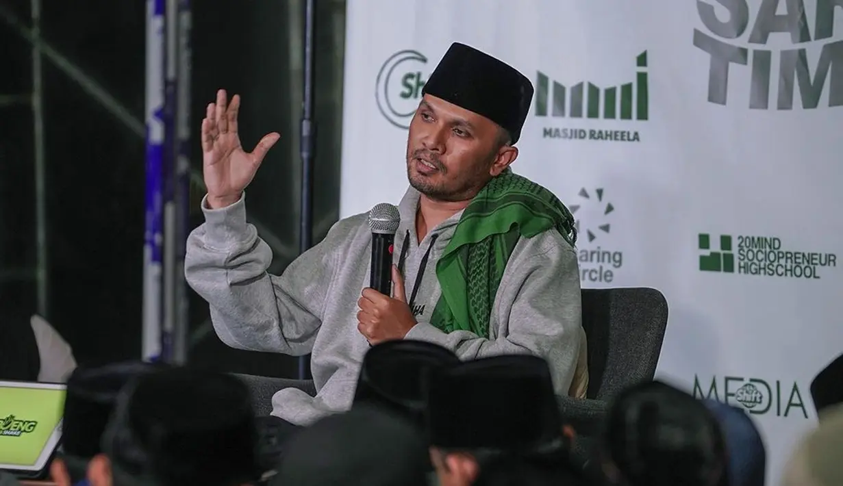 Terlebih, topik pembahasan dalam acara kajian Ustaz Hanan Attaki terbilang cukup relate dengan permasalahan anak muda, termasuk soal hubungan pernikahan. Namun, baru-baru ini ia menjadi sorotan netizen karena diduga tengah menjalani praktik poligami atau memiliki 2 istri. (Liputan6.com/IG/@hanan_attaki)