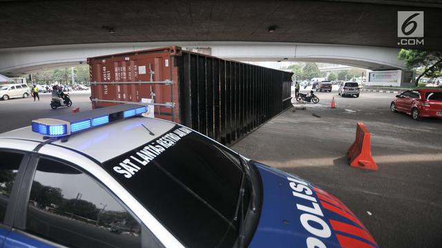 Kelebihan Muatan, Truk Kontainer Terguling di Kolong Flyover Tomang
