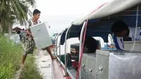 Anggota KPU mendistribusikan kotak suara menggunakan angkutan Sungai Barito di Buntok, Barito Selatan, Kalteng. Pilkada bupati Barito Selatan periode 2011-2016 diikuti tujuh pasangan calon.(Antara)