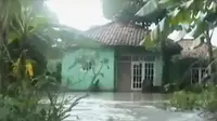 Banjir di Karawang merendam sejumlah rumah warga. Sementara itu, sejumlah orangtua dan calon siswa di DKI Jakarta lakukan daftar ulang.