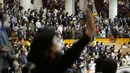 Umat Kristiani mengenakan masker saat menghadiri kebaktian Paskah di Yoido Full Gospel Church, Seoul, Korea Selatan, Minggu (17/4/2022). Gereja menggelar kebaktian Paskah dengan dihadiiri 70 persen dari kapasitas jemaah untuk mencegah penularan virus corona COVID-19. (AP Photo/Lee Jin-man)
