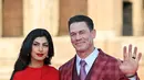 Pegulat dan aktor AS John Cena dan istrinya yang kelahiran Iran, Kanada, Shay Shariatzadeh tiba untuk pemutaran perdana film "Fast X", film kesepuluh dalam Fast & Furious Saga, di monumen Colosseum di Roma pada 12 Mei 2023. (AFP/Alberto Pizzoli)