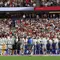 Para pemain Timnas Inggris berbaris untuk menyanyikan lagu kebangsaan sebelum pertandingan Grup L Piala Dunia 2026 antara Inggris dan Kroasia di Stadion Dallas pada 17 Juni 2026 di Arlington, Texas. (Michael Steele/Getty Images melalui AFP)