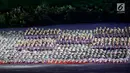 Para penari menampilkan tari Ratoeh Jaroe dari Aceh pada pembukaan Asian Games 2018 di Stadion Gelora Bung Karno, Jakarta, (18/8). Indonesia menyambut kedatangan dunia di Tanah Air dengan tarian khas Aceh arahan Denny Malik. (Liputan6.com/ Fery Pradolo)