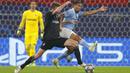 Striker Manchester City, Gabriel Jesus, berebut bola dengan pemain Borussia Moenchengladbach, Christoph Kramer, pada laga Liga Champions di Puskas Arena, Kamis (25/02/2021). City menang dengan skor 2-0. (AP/Laszlo Balogh)