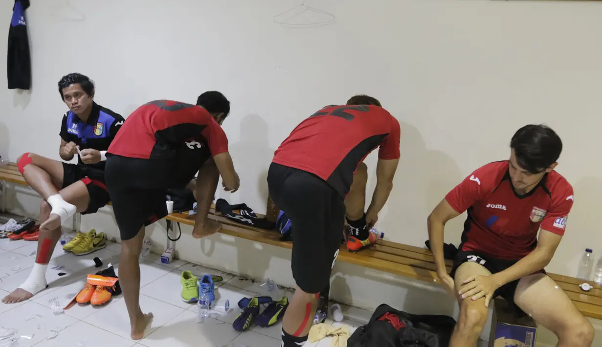 Penyerang Mitra Kukar, Carlos Raul bersama rekan-rekan setimnya bersiap-siap di ruang ganti sebelum laga kedua semi final Piala Presiden melawan Persib di Stadion Si Jalak Harupat, Bandung, Sabtu (10/10/2015). (Bola.com/Vitalis Yogi Trisna)