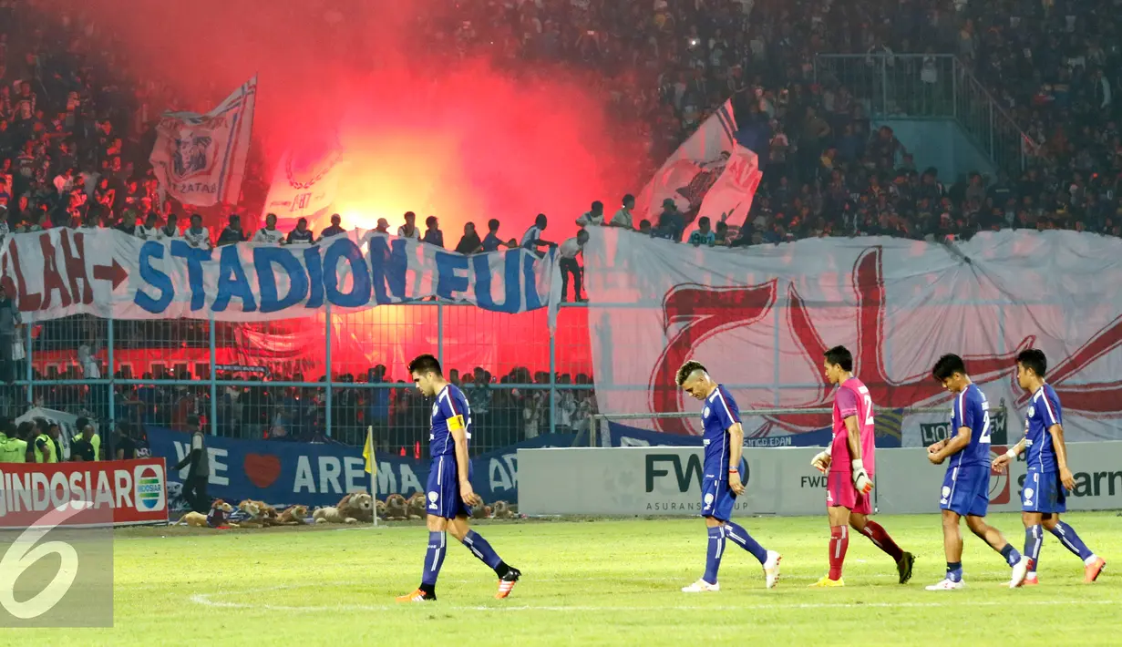 Para pemain Arema Cronus terlihat lesu usai laga melawan Sriwijaya FC di Semifinal Piala Presiden 2015, Malang, Sabtu (3/10/2015). Pertandingan berakhir imbang dengan skor 1-1. (Liputan6.com/Yoppy Renato)