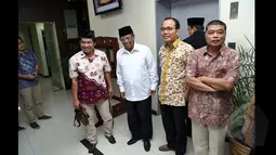 K.H. Hasyim Muzadi berfoto bersama para aktivis, Jakarta, (30/1/2015).Para aktivis meminta kepada Wantimpres untuk memberikan rekomendasi kepada Presiden Joko Widodo agar tidak melantik calon Kapolri Komjen Pol. Budi Gunawan. (Liputan6.com/Faizal Fanani)