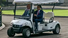 Presiden Joko Widodo (kanan) bersama Gubernur Jenderal Australia David Hurley usai berkeliling Kebun Raya Bogor saat kunjungan kenegaraan di Istana Bogor, Jawa Barat, Jumat (17/5/2024). (BAY ISMOYO / AFP)