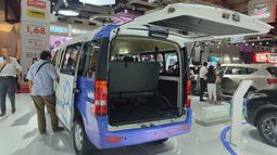 Di bagian belakang DFSK Gelora E Minibus terdapat lampu belakang bohlam berbentuk vertikal dan pintu bagasi yang besar. Di bagian belakang terdapat fitur sensor dan kamera parkir untuk memudahkan pengemudi dalam memarkir mobilnya.