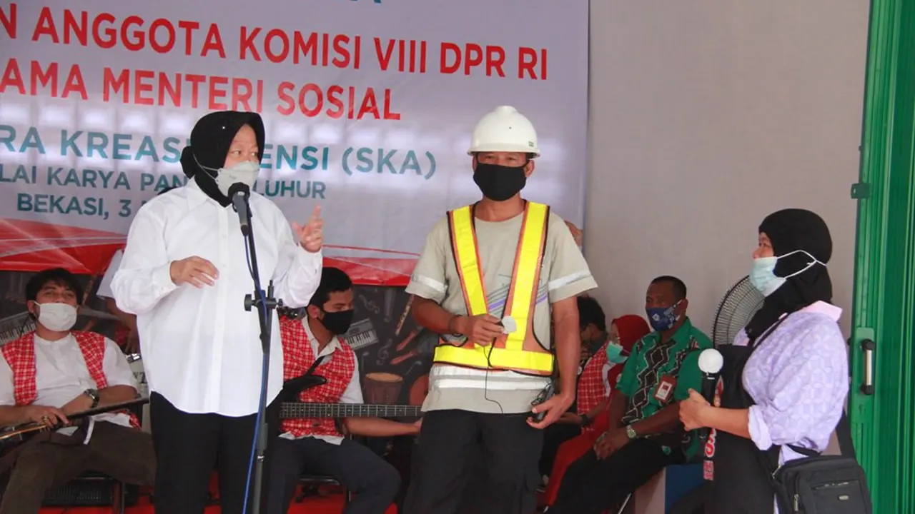 Menteri Sosial, Tri Rismaharini bersama Anggota Komisi VIII DPR RI berkunjung ke Sentra Kreasi Atensi di Balai Pangudi Luhur, Bekasi Timur, Kota Bekasi, Jawa Barat, Rabu (3/3/2021).