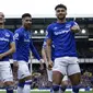 Striker Everton, Dominic Calvert-Lewin, melakukan selebrasi usai membobol gawang Manchester United pada laga Premier League di Stadion Goodison Park, Minggu (1/3/2020). Kedua tim bermain imbang 1-1. (AP/Jon Super)