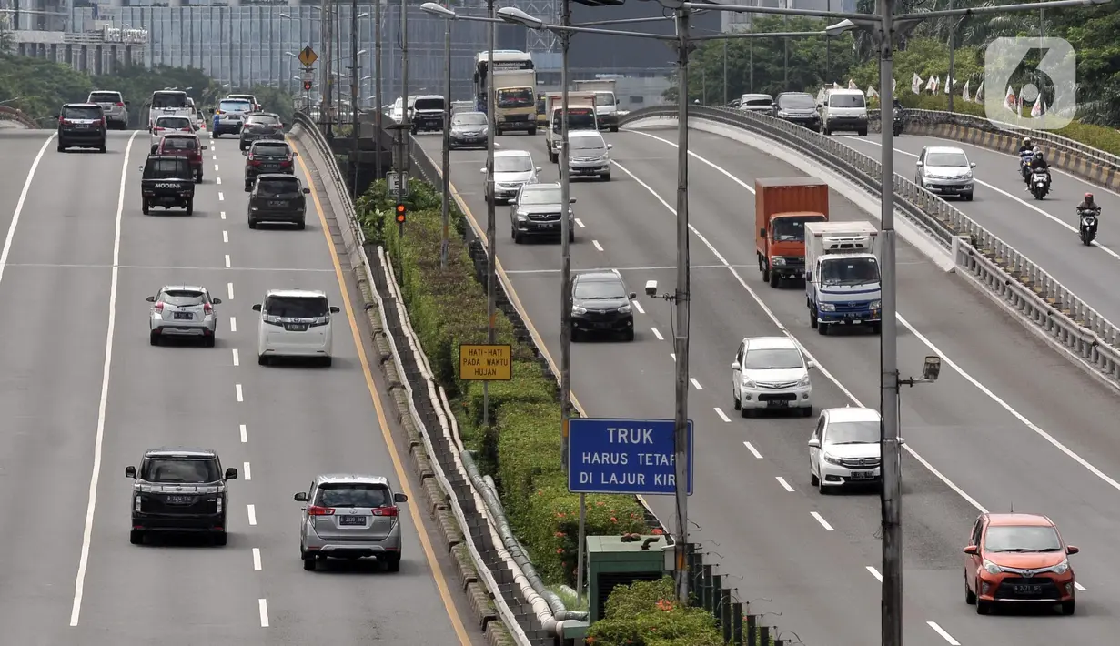 Kondisi lalu lintas di Tol Dalam Kota, Jakarta, Kamis (24/2/2022). Mulai 26 Februari 2022 pukul 24.00 WIB, tarif Tol Dalam Kota mengalami kenaikan sebesar Rp 500 berlaku untuk semua golongan kendaraan. (merdeka.com/Iqbal S. Nugroho)