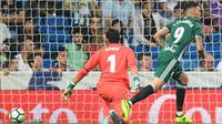 Striker Real Betis Antonio Sanabria (kanan) mencetak gol ke gawang Real Madrid pada laga La Liga di Santiago Bernabeu, Madrid, Rabu (20/9/2017). (AFP/Gabriel Bouys)