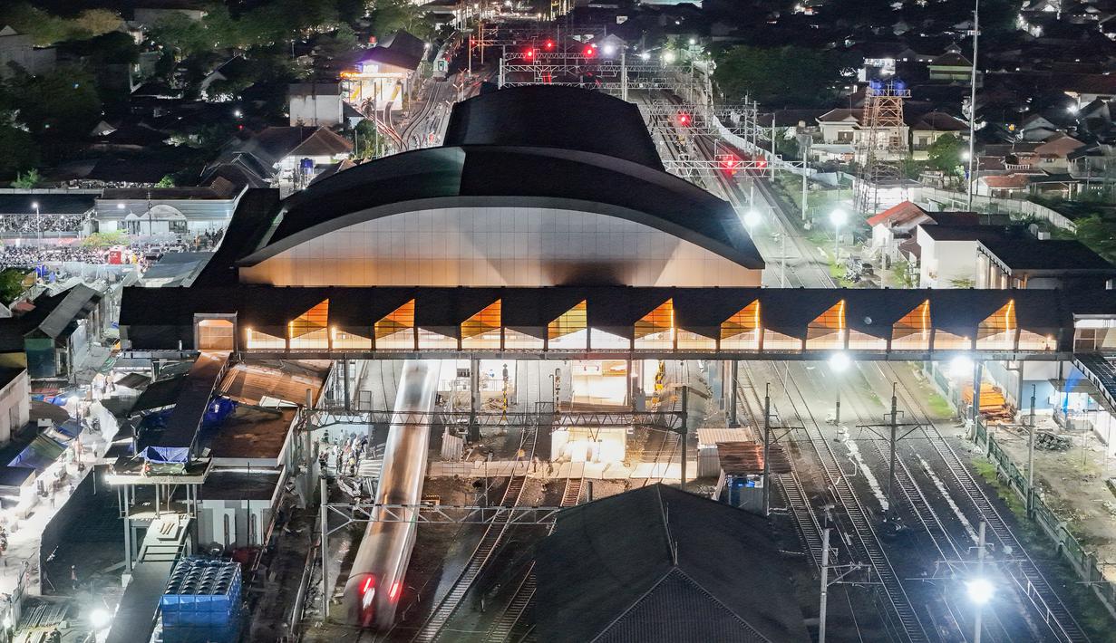 Penataan jalur operasional turut disesuaikan, dengan jalur dua untuk kereta lokal, jalur tiga kereta barang, serta jalur empat dan lima untuk KRL. Tampak dalam foto, calon penumpang berjalan saat uji coba Stasiun Rangkasbitung Ultimate di Lebak, Banten, Senin (24/11/2025) malam. (merdeka.com/Arie Basuki)