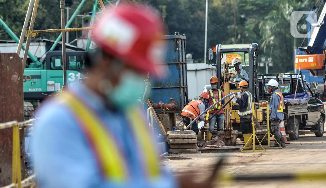 Aktivitas pekerja saat menyelesaikan proyek pembangunan MRT Jakarta Fase 2A di kawasan Monas, Jakarta, Senin (31/5/2021). Saat ini, lubang untuk mesin panel boring masih disiapkan. (merdeka.com/Iqbal S. Nugroho)