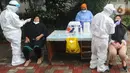Tenaga kesehatan melakukan kegiatan tes swab massal di Puskesmas Ciganjur, Jakarta, Kamis (7/1/2020). Lonjakan kasus virus corona berpotensi terjadinya krisis tenaga kesehatan (nakes) karena banyak yang tertular dan gugur saat menangani pasien Covid-19. (merdeka.com/Arie Basuki)
