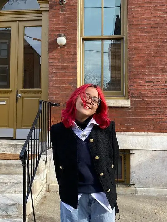 <p>"Dia masih harus ke dokter seminggu tiga kali sampai dua bulan. Akhirnya ke dokter, sekarang masih terapi seminggu tiga kali ke dokter, ini sudah bulan kedua dan Maret ini MRI lagi," ungkap Uya Kuya.[Instagram/cintakuya]</p>