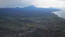 Landskap Gunung Agung terlihat dari udara, Bali, Kamis (30/11). Asap yang dikeluarkan dominan putih dan tidak berwarna abu kegelapan seperti hari-hari sebelumnya. (Liputan6.com/Immanuel Antonius)