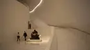 Para pengunjung berjalan di Museum Soumaya, Mexico City, Meksiko, Selasa (11/8/2020). Museum Soumaya kembali dibuka setelah hampir lima bulan ditutup untuk umum sebagai langkah pengendalian penyebaran COVID-19. (AP Photo/Fernando Llano)