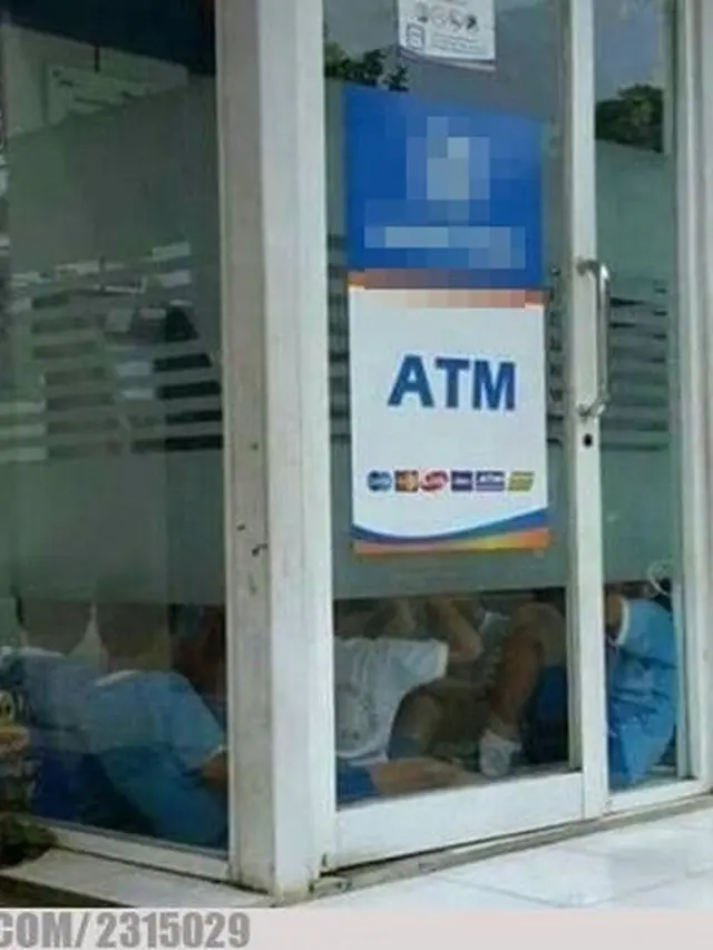 6 Tingkah Remaja Saat di ATM Ini Absurd Banget, Enggak Habis Pikir