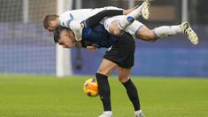 Inter Milan harus bersusah payah hingga extra time untuk mengalahkan Empoli dengan skor 3-2 dalam partai babak 16 besar Coppa Italia 2021/22, Kamis (20/1/2022). (AP/Antonio Calanni)