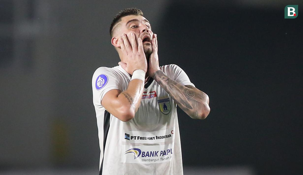 Ekspresi kecewa pemain Persipura Jayapura, Yevhen Bokhashvili setelah pemain Persib Bandung, Geoffrey Castillion mencetak gol ketiga timnya dalam laga pekan ke-10 BRI Liga 1 2021/2022 di Stadion Manahan, Solo, Sabtu (30/10/2021). (Bola.com/Bagaskara Lazuardi)