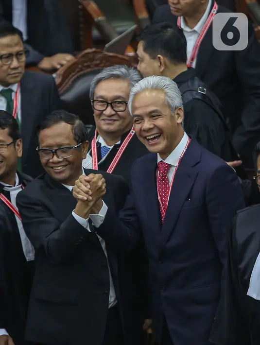Calon presiden dan calon wakil presiden nomor urut 3 Ganjar Pranowo (kanan) dan Mahfud MD (kiri) berjabat tangan usai mengikuti jalannya sidang putusan perselisihan hasil Pilpres 2024 di Gedung Mahkamah Konstitusi, Jakarta, Senin (22/4/2024). (Liputan6.com/Angga Yuniar)