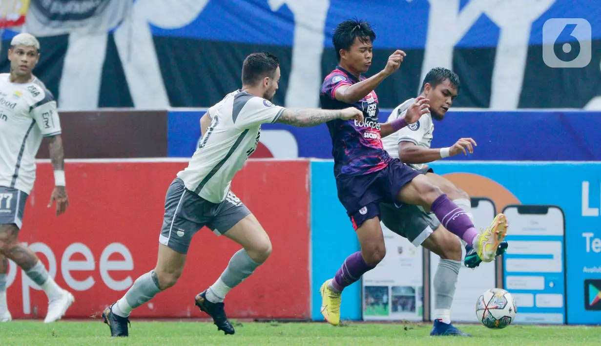 Pemain Persib Bandung, Rachmat Irianto, mengadang pemain RANS Nusantara FC, Edo Febriansah, pada laga pekan ke-25 BRI Liga 1 di Stadion Pakansari, Bogor, Minggu (19/2/20023). Sementara itu, RANS Nusantara masih terpuruk di dasar klasemen dengan 17 poin. (Bola.com/M Iqbal Ichsan)