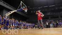 Enes Kanter memberikan Coaching Clinic kepada peserta Indonesia Basketball Academy di Britama Arena, Jakarta, Kamis (18/5/2017).  (Bola.com/Nicklas Hanoatubun)